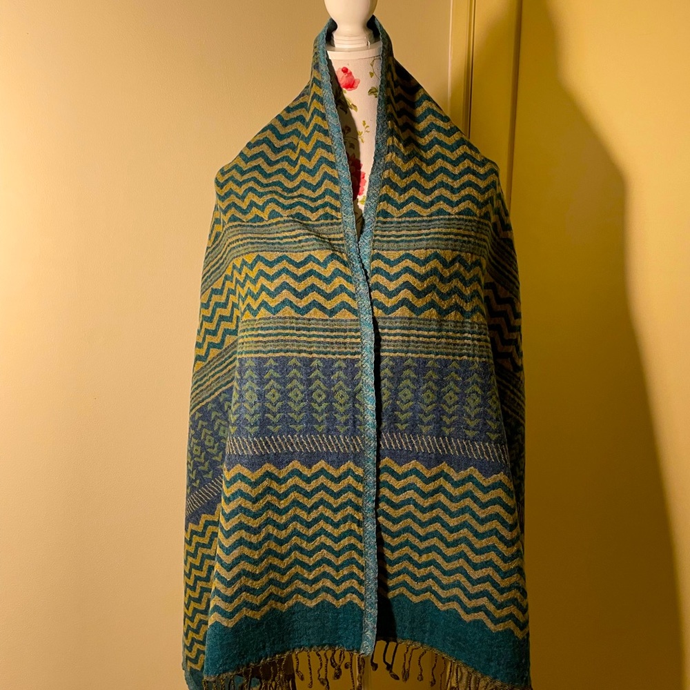 WESTSIDE | 100% Wool Stole/ Shawl | gorgeous chevron pattern - Picture 5 of 9